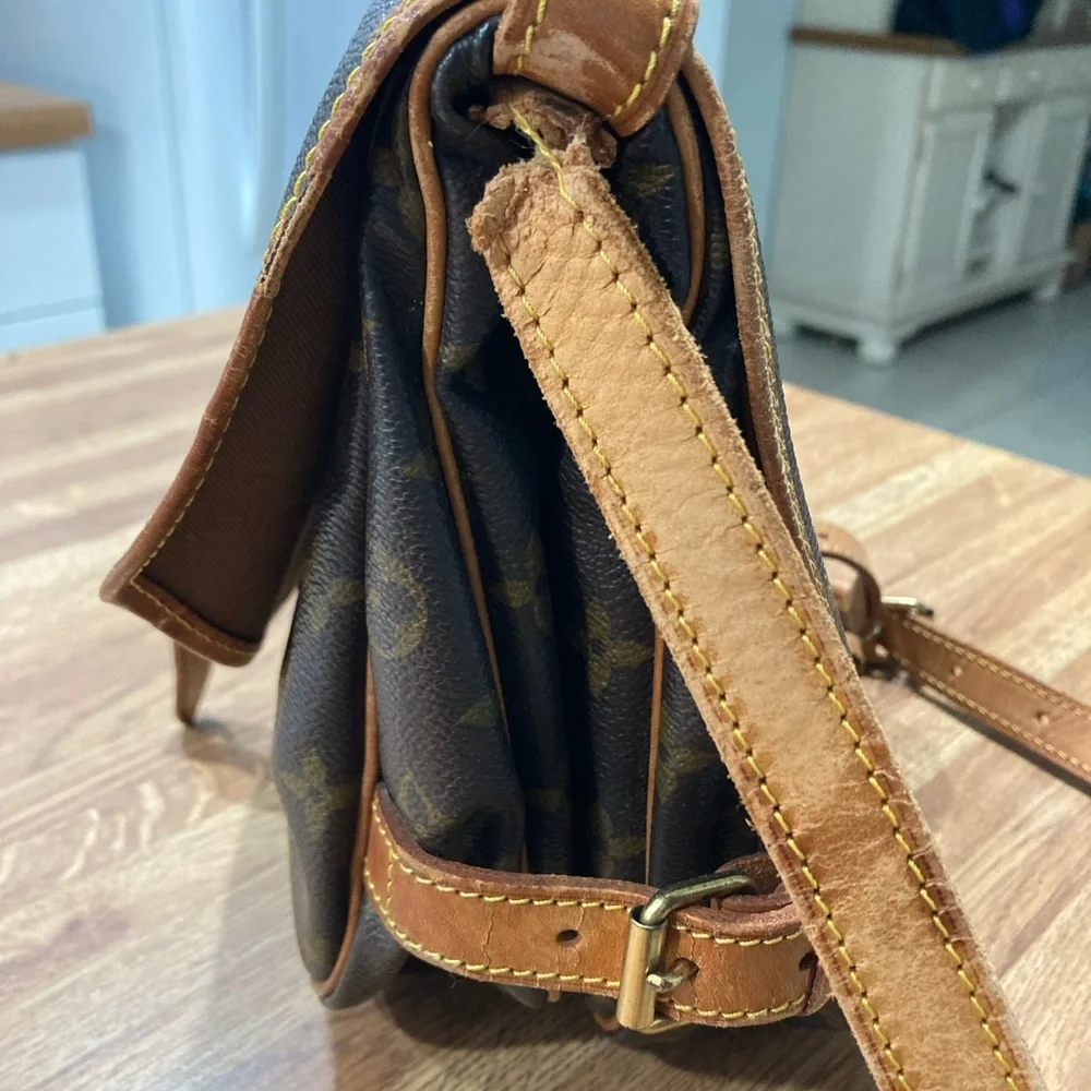 ⭐️Authentic Louis Vuitton Cross Body. - Picture 3 of 8